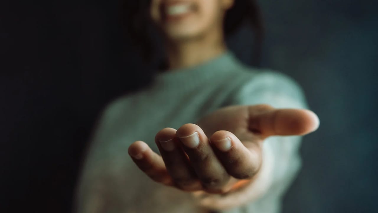 Persona en un camino hacia un futuro más claro